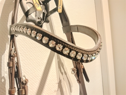 OS Choco Line mørkebrun trense m buet pandebånd