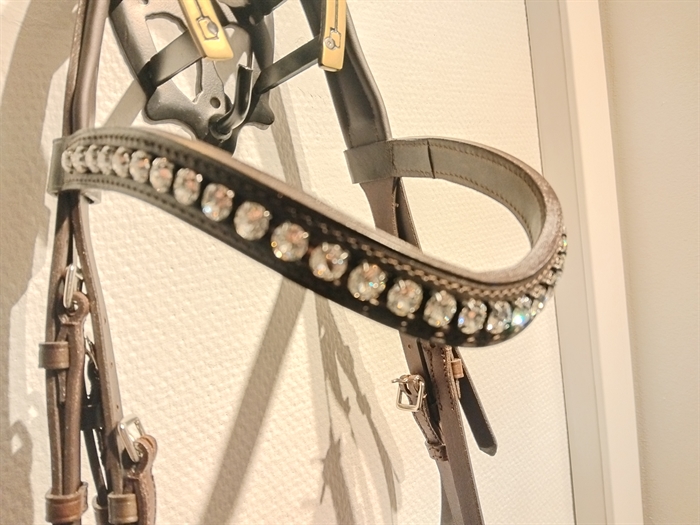 OS Choco Line mørkebrun trense m buet pandebånd